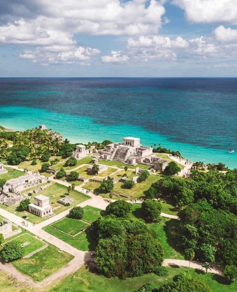 ChichenItzaMx's tweet image. ✨Zona arqueológica de Tulum✨

Una de las zonas arqueológicas más importantes de Quintana Roo, ya que es el único sitio que esta frente al mar Caribe. En la antigüedad tenía el nombre de Zamá que significa amanecer, el nombre actual, Tulum, significa “recinto o muralla”.