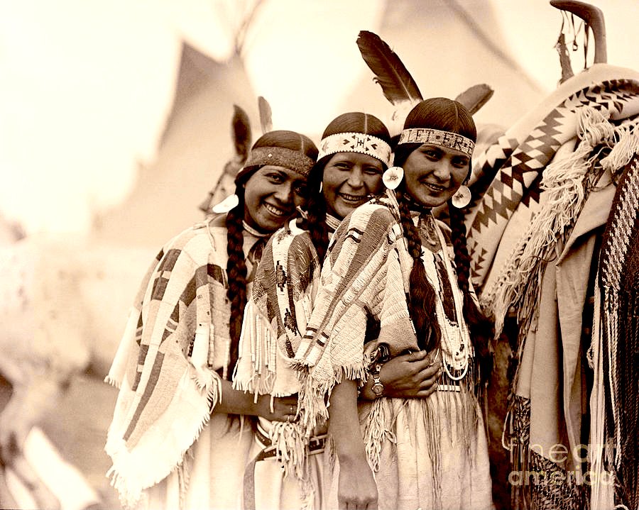 Native3rd's tweet photo. The old ones say;

“That Women will lead the healing among the World.
Inside them are the powers of Love and strength of their hearts given by the Moon and Grandmother Earth.”

#INDIGENOUS https://t.co/JQWT8yEZwU