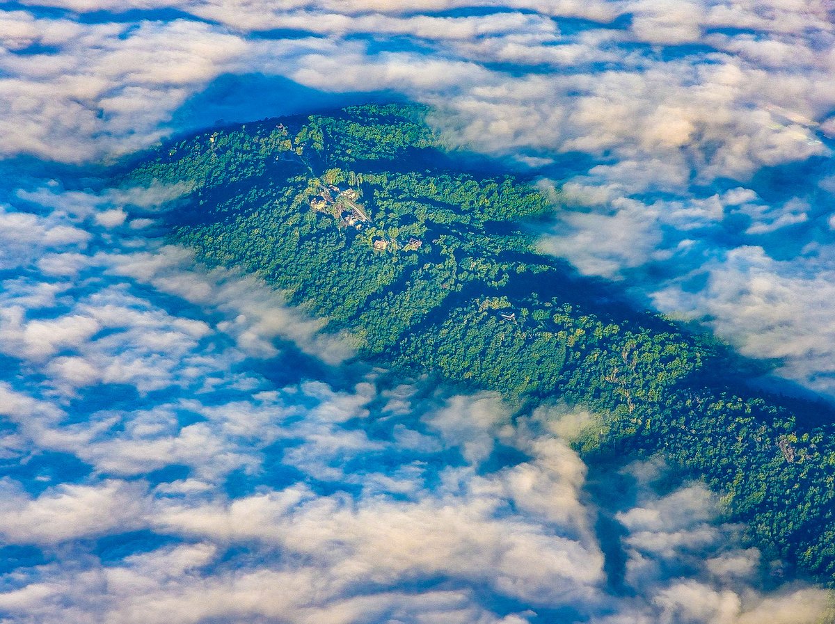 citysims's tweet photo. When you Live above the Clouds ☁️ And I Fly 🛩 above your House that sits on a Mountain top ⛰
#WearyDrifter #abovetheclouds #mountains #flying #Beautiful #mylife #airtravel #northcarolina #clouds #travel #ExploreUnknown https://t.co/9x0Xqg4kLn