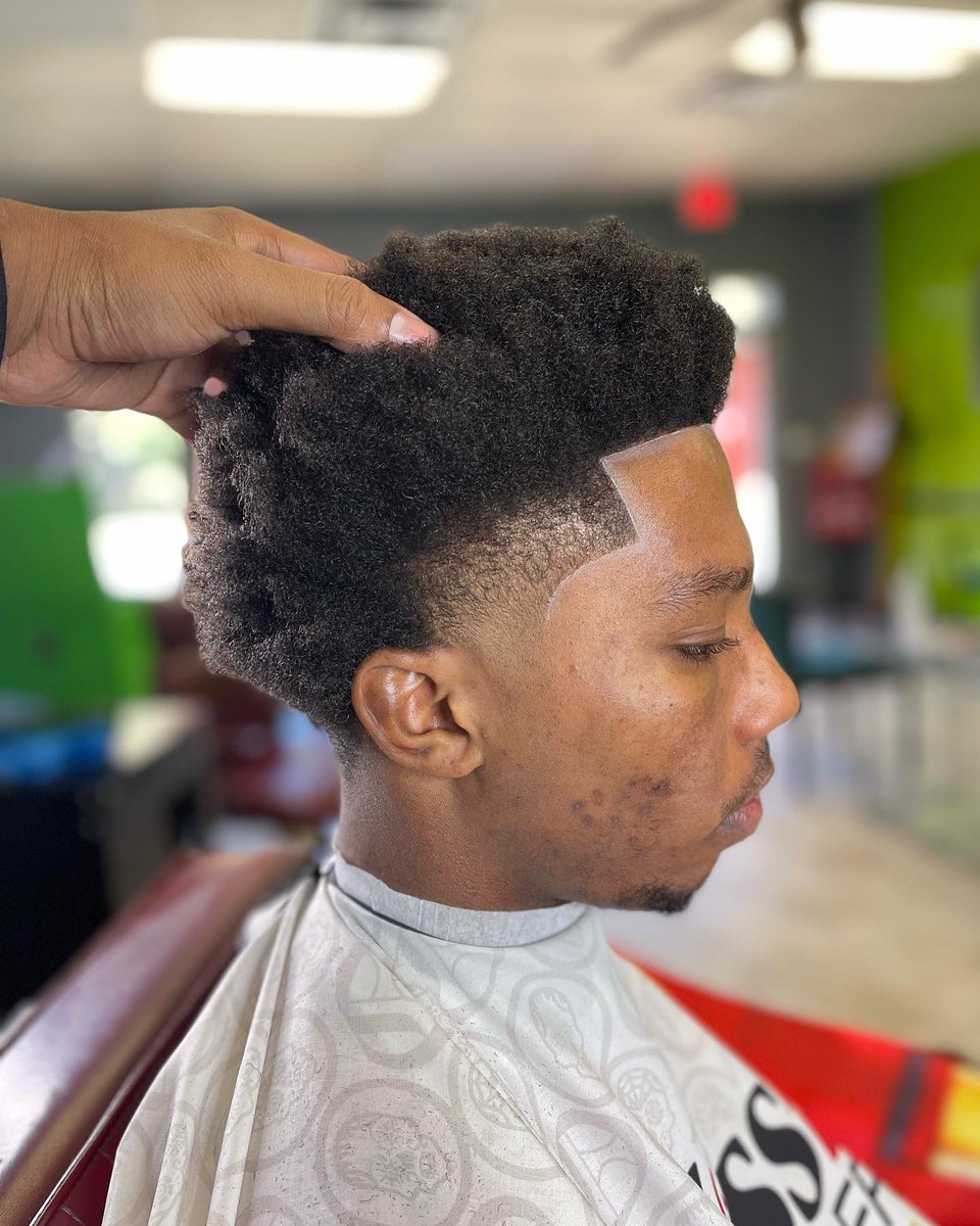 truthdabarber's tweet photo. Don’t Wait To Get Slice Up
BOOK WITH TRUTHDaBarber 
LINK IN BIO CLICK NOW 
*
*
*
*
* 

#andis #barbering #barberlife
#barberlove #barbers #barberworld 
#beautyprofessionals #fadehaircut #fashion #haircut #menshair
#nastybarbers  #selfcut #sharpfade
#skinfade https://t.co/LLhMtyZ9j0