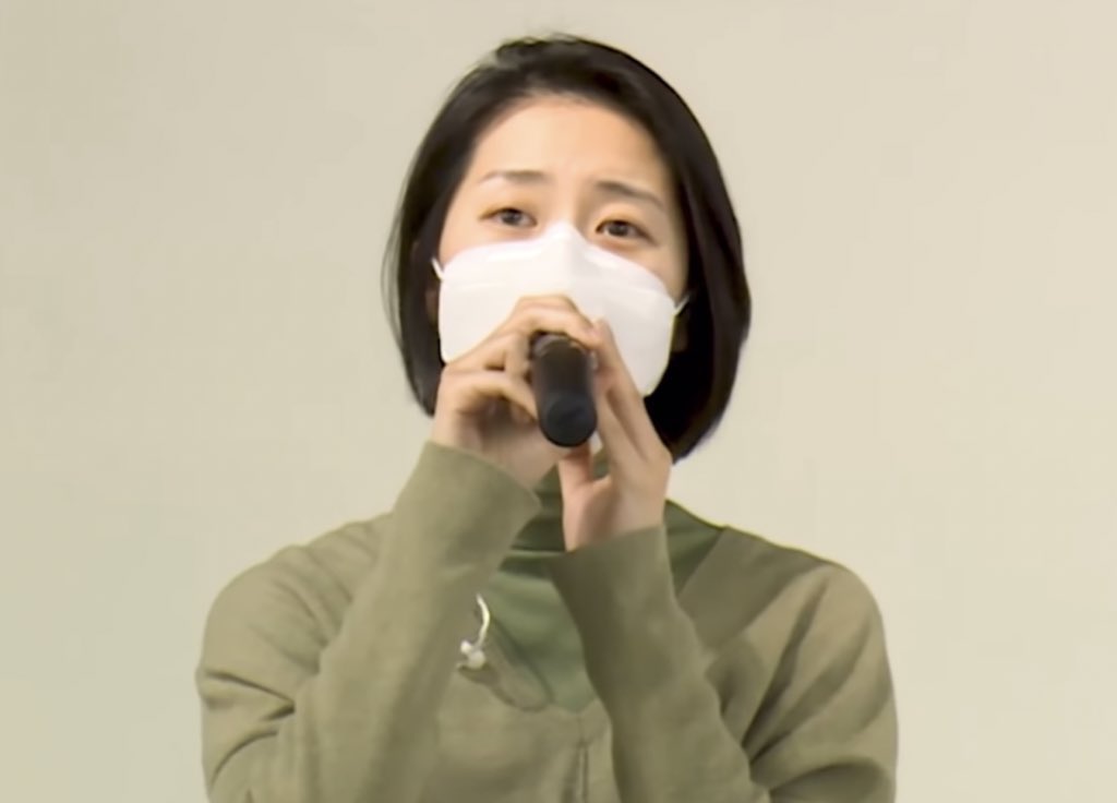 IchliebeVanille's tweet photo. 뮤지칼 배우 죠졍은이 마이크를 잡는 방법.jpg https://t.co/oLdUCmnhOV