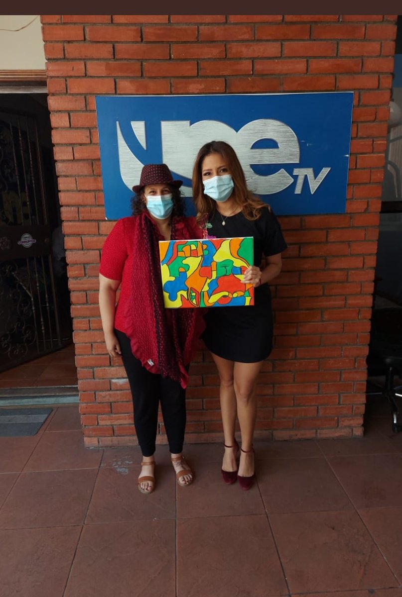 GCastilloBueso's tweet photo. Y como estamos en Jueves de Recuerdo, acá con un gran ser humano @FabiolaGarcaMe7 💗🎇Gracias por la pintura y por sus aportes diarios en cada uno de los programas con sus análisis 🤓 Un abrazo 🤗 https://t.co/mBcRgozCjV