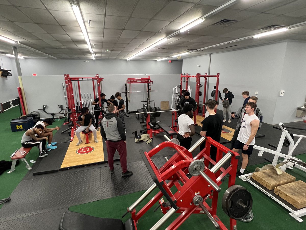 DNAPerform's tweet photo. Great upper body session with some of our 7v7 guys!!!! These kids are bringing out the best in each other. Competitive spirit!!!! #Differentnotaverage https://t.co/m6d73kbRwd