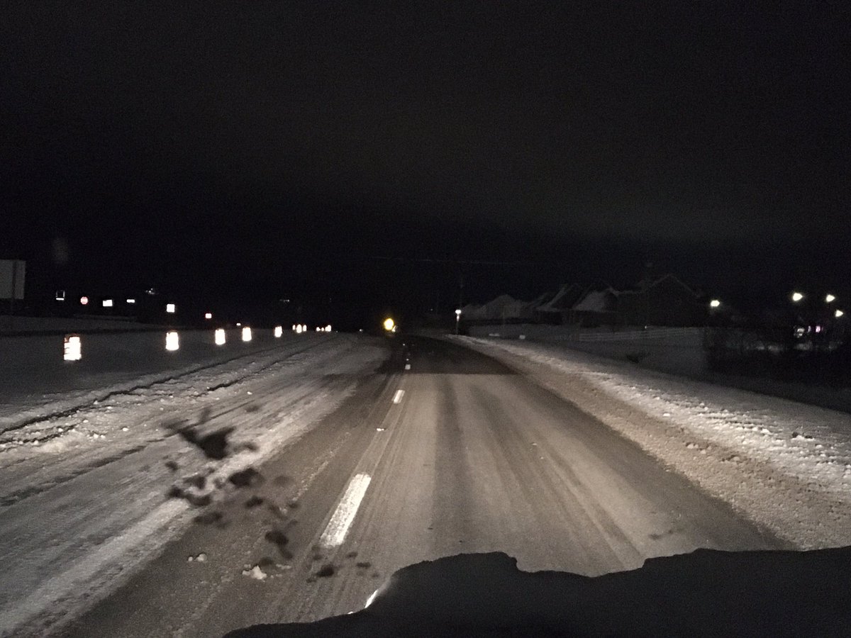 KYTCDistrict3's tweet image. Crews have made a lot of headway since the snow stopped. Some roads are showing pavement. This is US 231 Scottsville Road in the Alvaton area of Warren County. Cold temperatures overnight will cause refreezing and ice. Thank you to our crews! #kywx