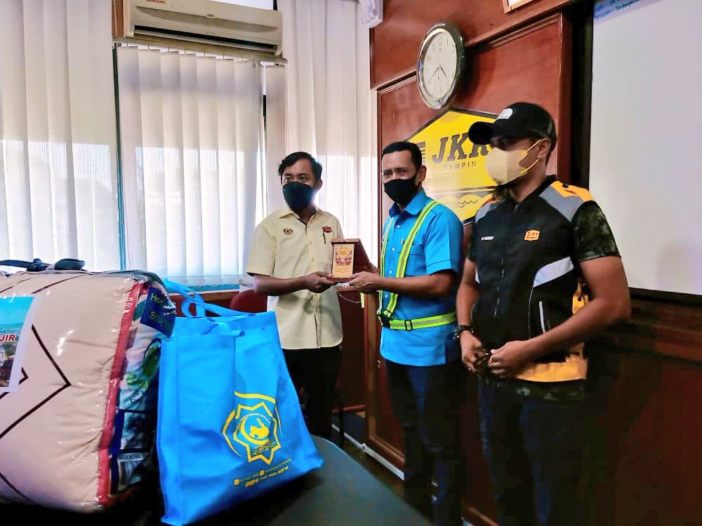 moworksmy's tweet photo. Misi Bantuan Pasca Banjir Skuad Prihatin KKR semalam diteruskan ke dua daerah di Negeri Sembilan yang terkesan dengan bencana banjir iaitu di Jelebu dan Tampin. https://t.co/OMvKwRzRU5