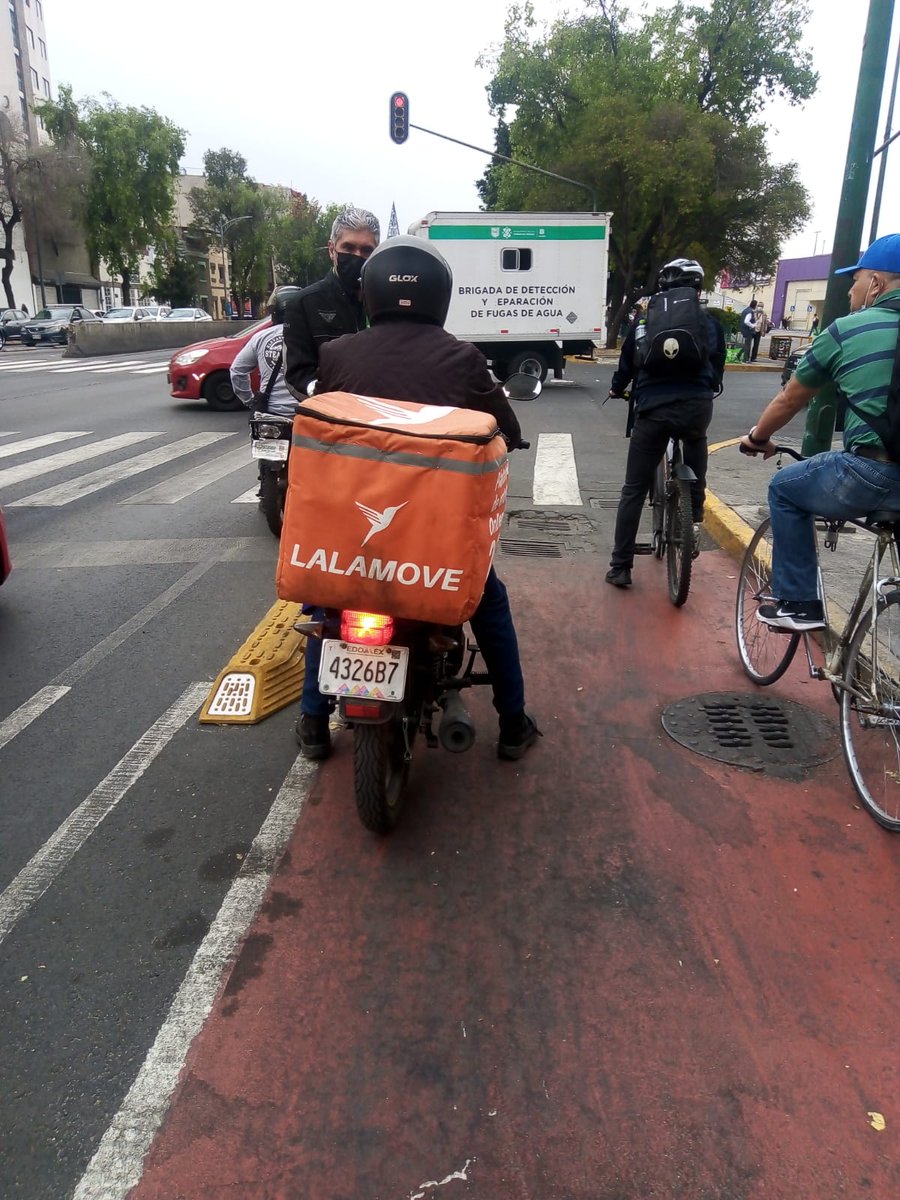 jeferadar's tweet image. Como medida para mejorar los trayectos de las y los ciclistas 🚴‍♂️ 🚴‍♀️, así como evitar la invasión de vehículos automotores, el #ApoyoVialRadar de @LaSEMOVI  recorrimos y liberamos la ciclovía Insurgentes ☑️