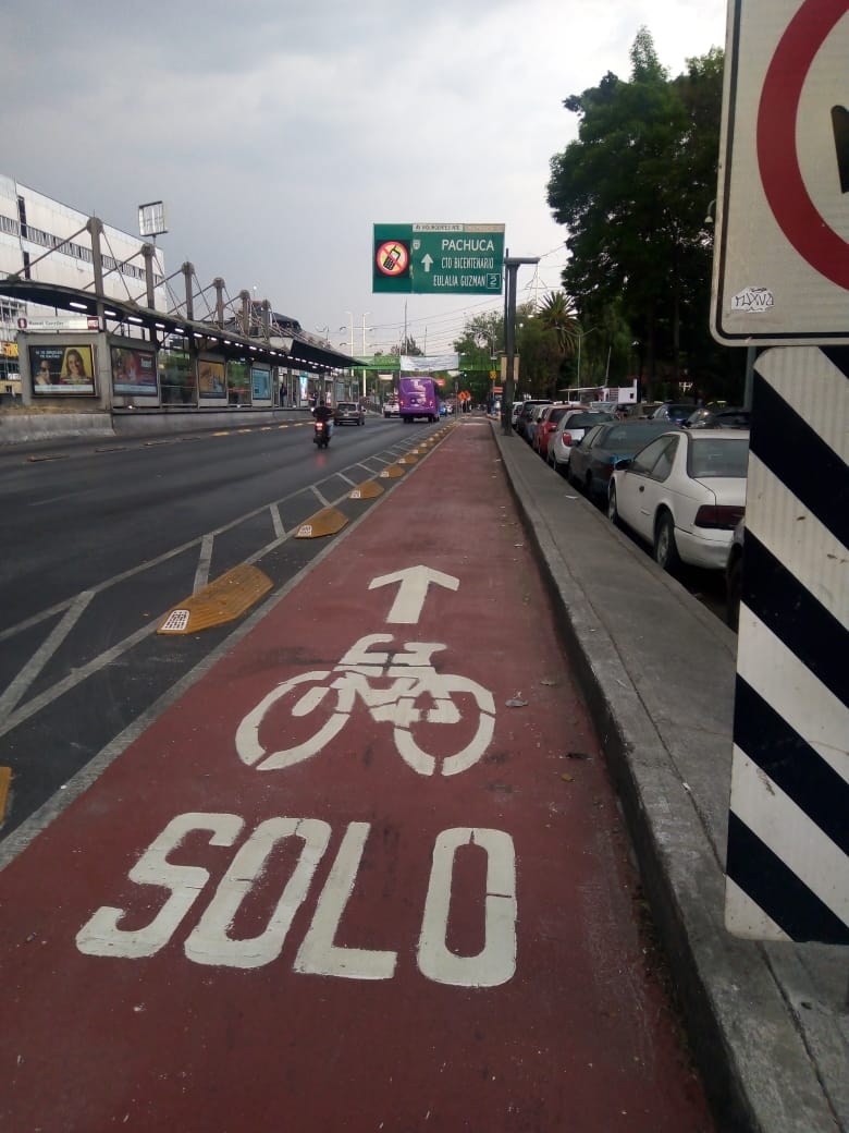 jeferadar's tweet image. Como medida para mejorar los trayectos de las y los ciclistas 🚴‍♂️ 🚴‍♀️, así como evitar la invasión de vehículos automotores, el #ApoyoVialRadar de @LaSEMOVI  recorrimos y liberamos la ciclovía Insurgentes ☑️
