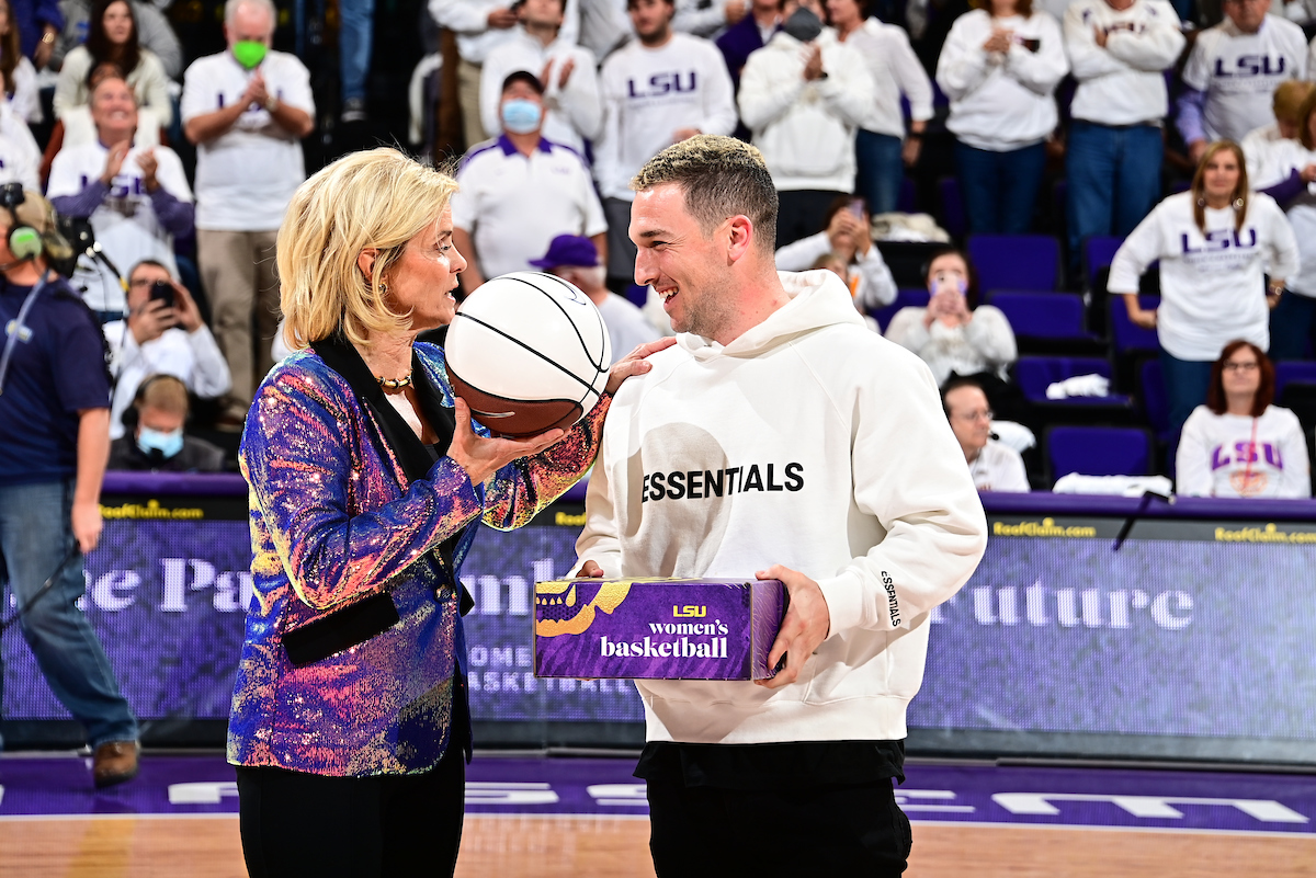 LSUwbkb's tweet photo. Somethin' about that purple &amp; gold

It's an honor to have @ABREG_1 in the PMAC!

#GeauxTigers https://t.co/YFBQUa7qEO