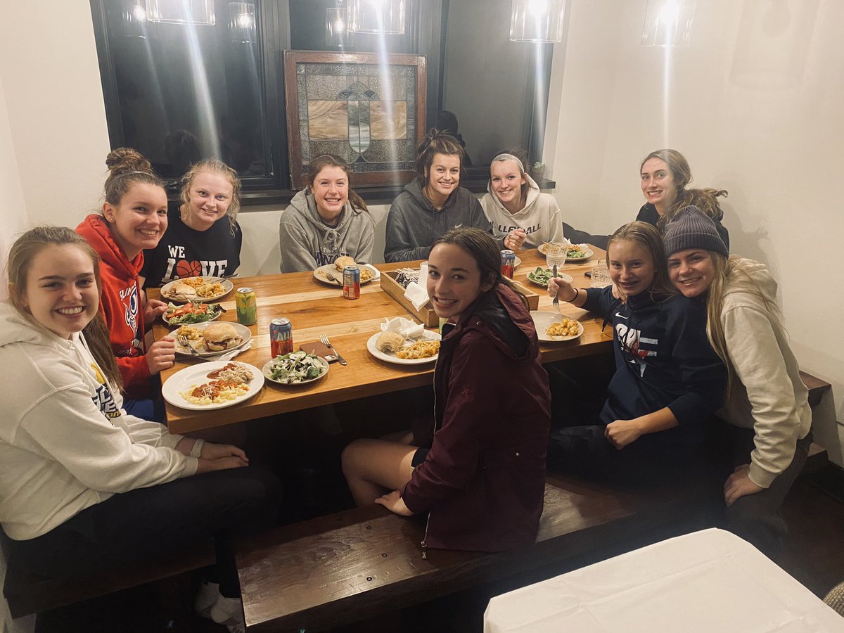 smASHley_Thomas's tweet photo. Go Owls! 🙌🏽🏀♥️🦉 

#teamdinner https://t.co/yhtpFHe7jK