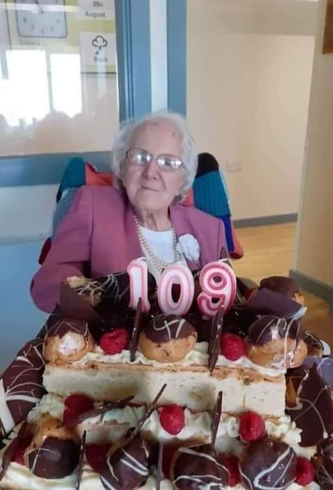 ¿Quien felicita a esta hermosa señora?