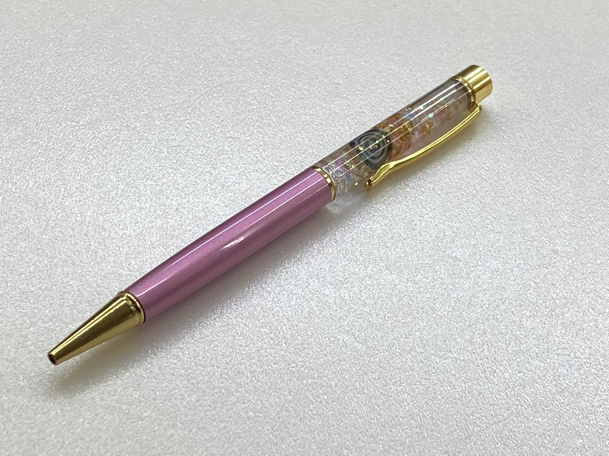 ikai_hideki's tweet photo. 🎁プレゼント企画🎁

弓引くモデル・萩本 舞さん（@satsumaimo63 ）ご本人が製作したMy弓道ボールペン（ハーバリウム風）を抽選で1名の方にプレゼントします。

（応募方法）
この垢をフォロー&amp;このツイートをリツイート
（締切）
1月15日
（発表）
1月16日

#プレゼント企画　#萩本舞　#弓引くモデル https://t.co/0BPXbNNh4M