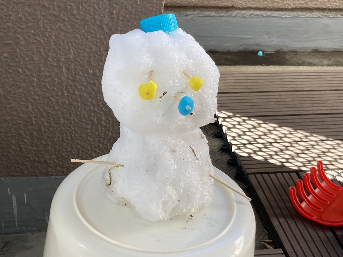 qrsachi's tweet photo. 昨日作った雪だるま溶けていく
#哀愁 
#雪だるま
#３歳作 https://t.co/OmDNcoQIpz