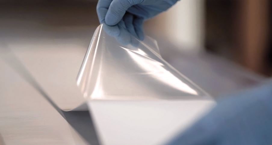 BlueProtect_'s tweet photo. @France24_fr Le virus circule dans les écoles, principalement par les surfaces contaminées. La technologies Française permet de réduire les risques de contamination avec le film antimicrobien. Fabriqué depuis plus de 10 ans en France, il élime à 99,9%, bactéries et virus pendant 5 ans. https://t.co/fRgkw727S8