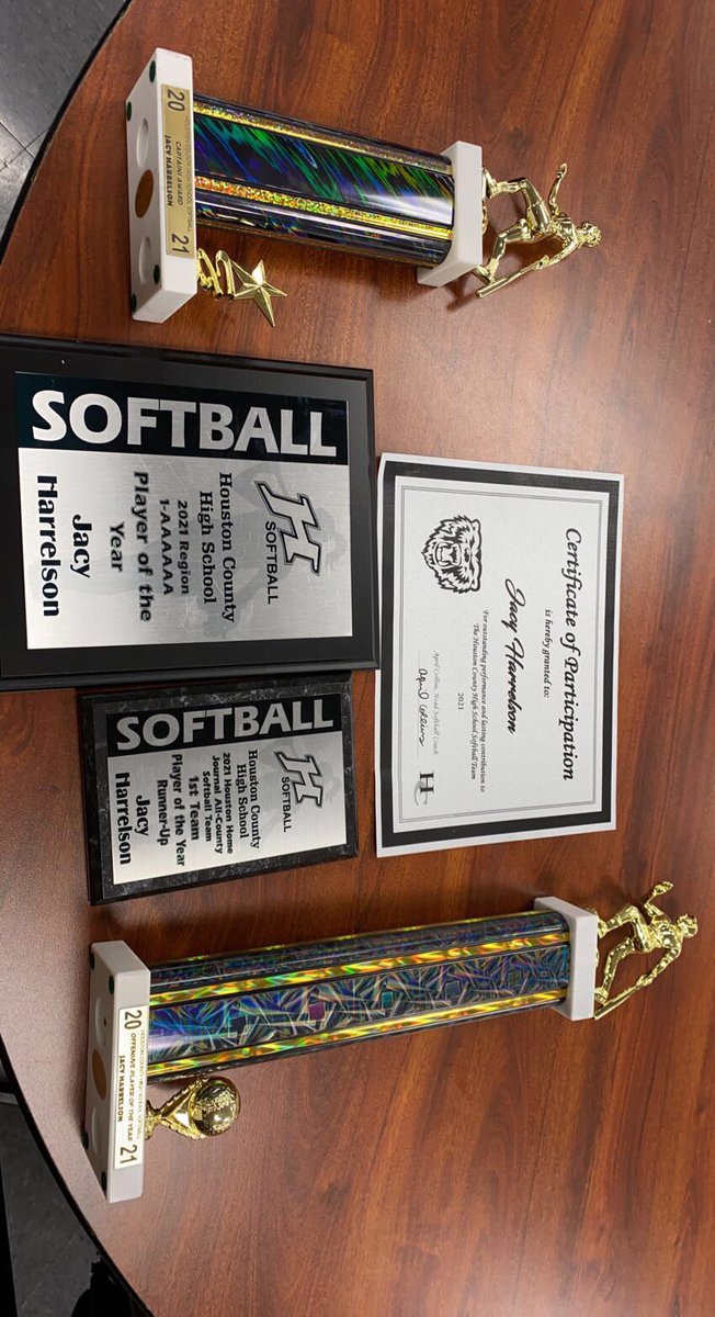 JacyHarrelson's tweet photo. An awesome night to wrap up my sophomore season! So honored to be awarded with offensive player of the year, region 1 6A player of the year, All county player of the year runner-up and the captain award! Can’t wait to see what the future holds! @HoCoSoftball  @HocoAthletics https://t.co/9VbO7uMnc1