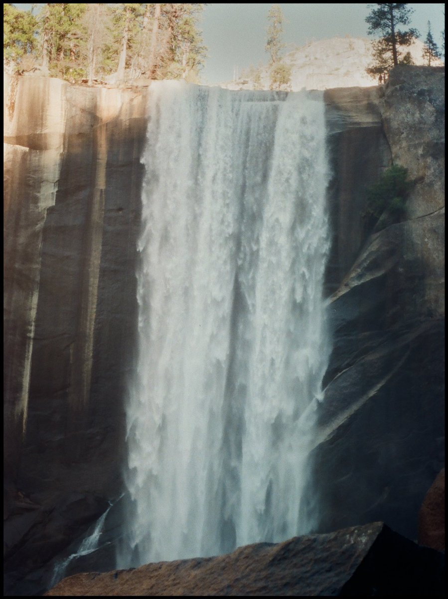 tfvni's tweet photo. Yosemite in the fall 🍂 #filmphotography #35mm https://t.co/6obhpUdrSV