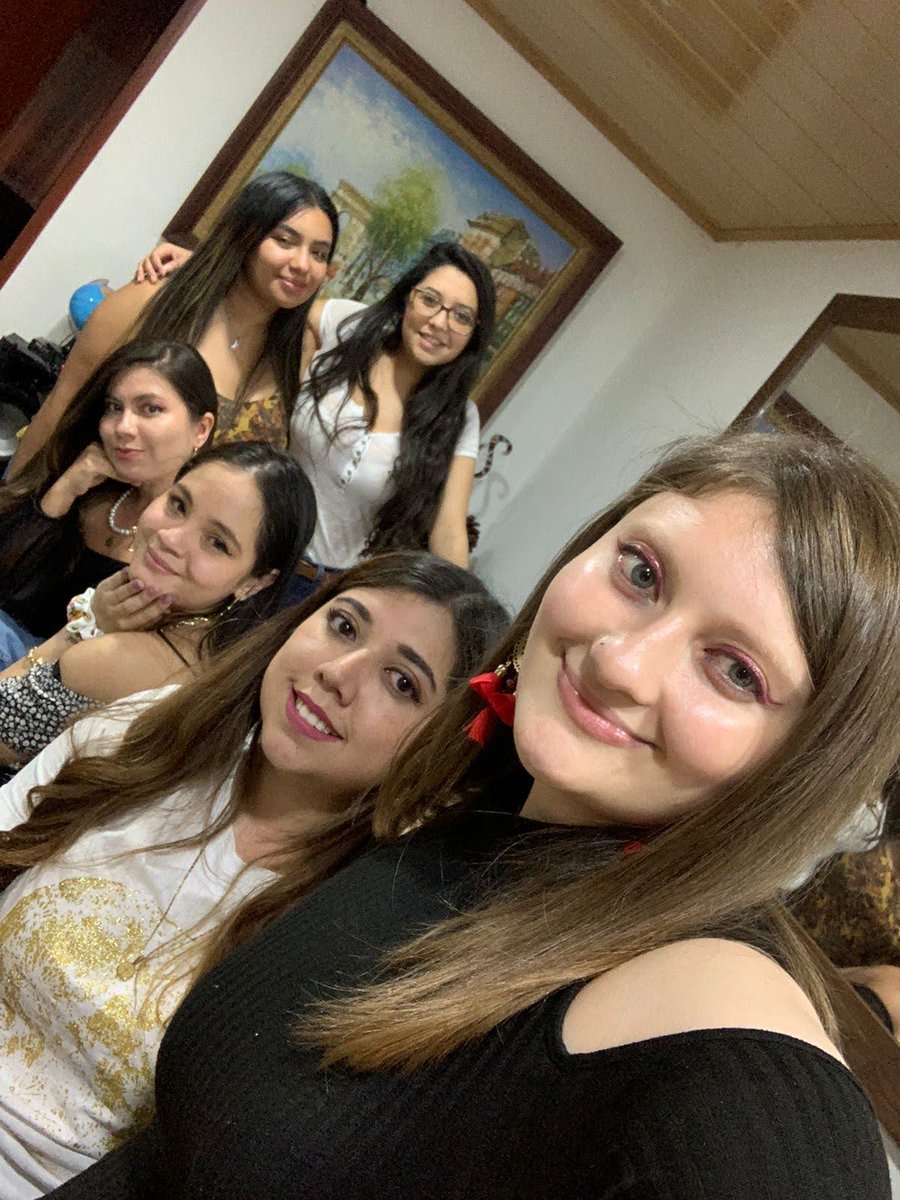 Linaqp04's tweet photo. @JmolanoP @ElArboldelibros @NataAVG (aunque no estés en la fotito) mis colegas y mis grandes amigas, las amo 🥺🥰 las otras niñas no tienen tw:v https://t.co/mcYl9XtANL