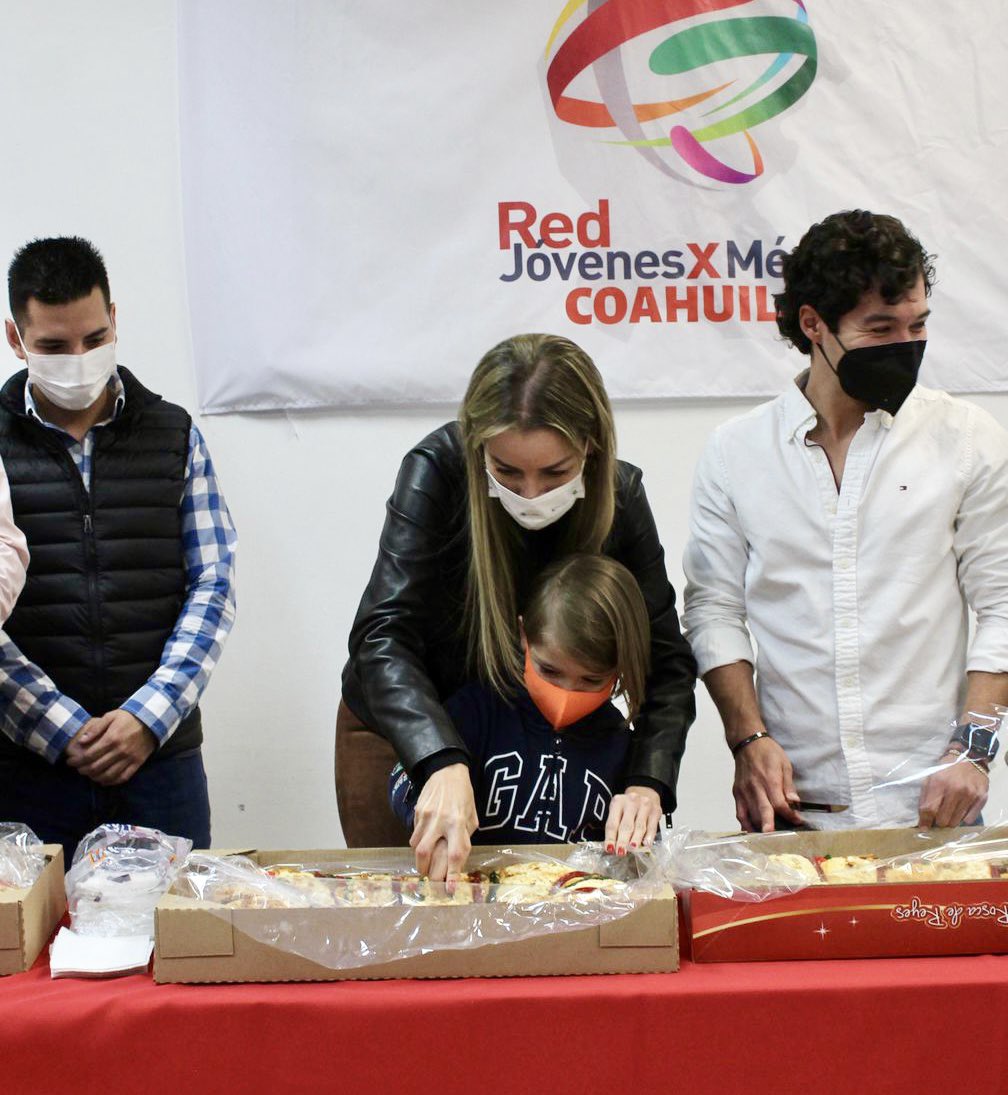 Agradezco la invitación que me hicieron los chavos de la Red de Jóvenes por México filial Coahuila para acompañarlos a partir la rosca este día de reyes.

¡Un gusto poder saludar a todas y todos!

#VerónicaMartínez #Senadora #Coahuila