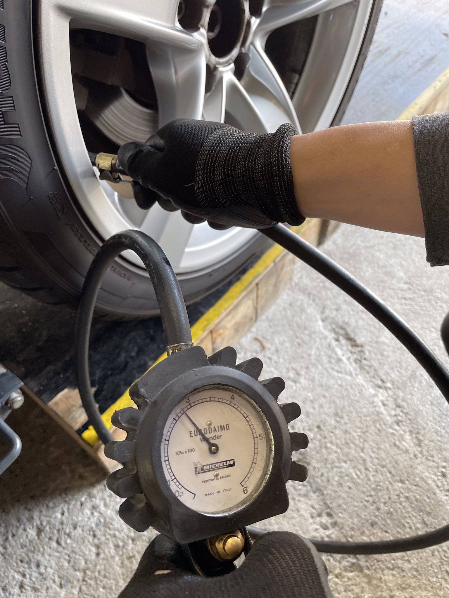 タイヤチェンジャー こんにちはタイヤチェンジャーです タイヤの空気圧がわからない とお問い合わせがあります タイヤの無料点検をおこなっていますのでお気軽にお越しください タイヤ交換 福岡県 福津市 宗像市 宮若市 中古車販売 板金塗装