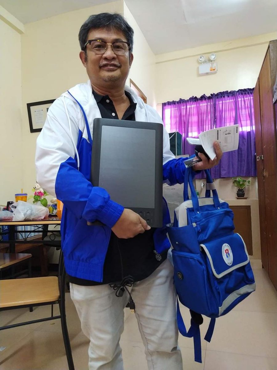 twylmzn's tweet photo. I just love how Yorme Isko is really being so thoughtful of everything. Tingnan mo nga naman, other than food boxes meron pa siyang teacher's kit for Manila teachers. God bless po! https://t.co/OVUpty8CjE