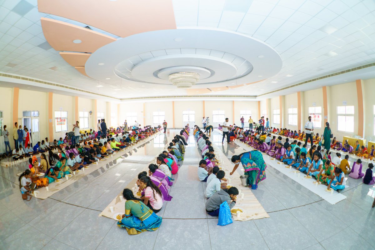 yfs_official's tweet photo. It was truly a carnival at Kakinada, riot of colors,

325 students from 40 govt schools &amp; informal tuition classes participated with unmatchable energy &amp; zeal

In sports, culture &amp; science categories, Chiguru was a great platform for students to showcase their talents

1/2 https://t.co/U04o4gqO6K