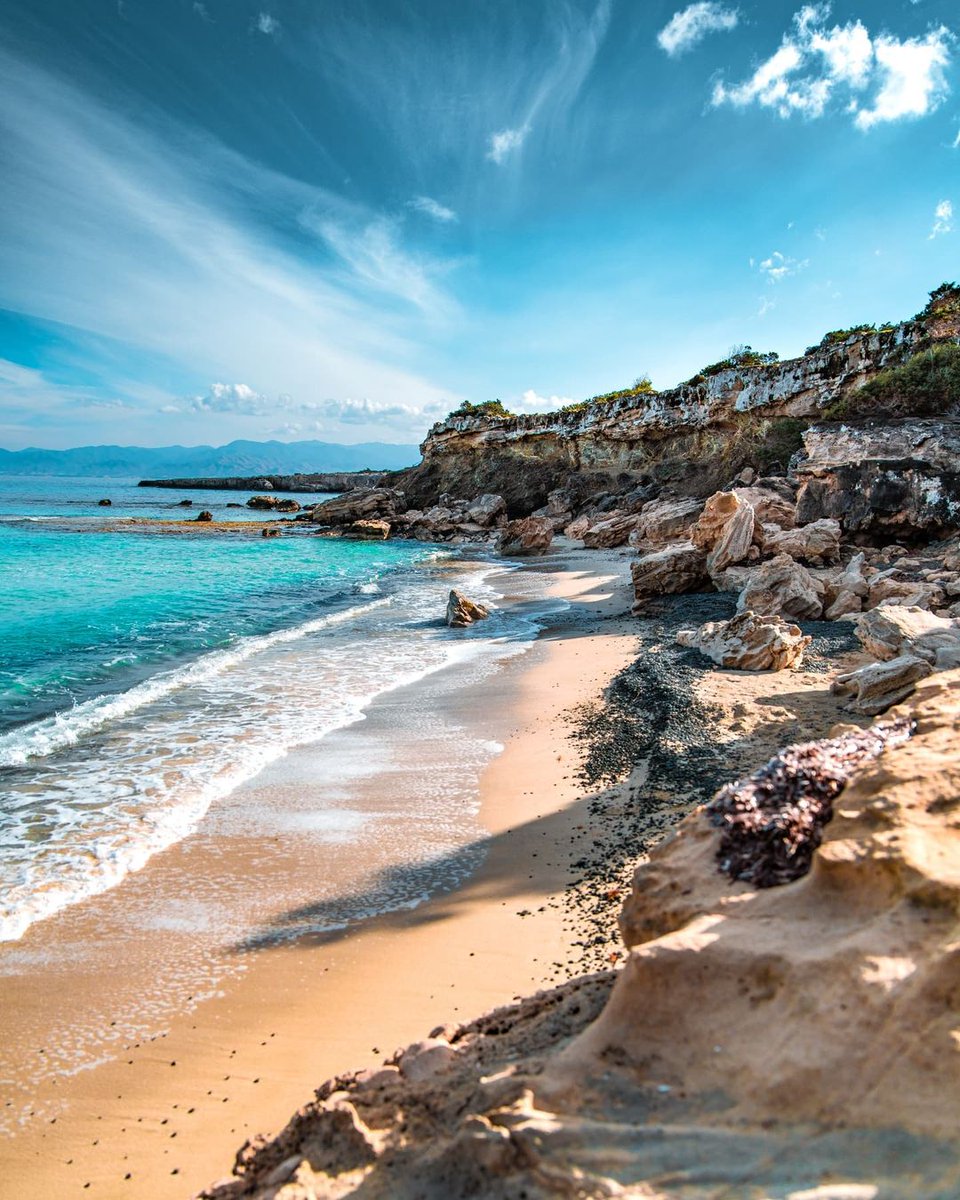 visitcyprus's tweet photo. No matter the season, the stunning beaches of our island remain breathtaking! Have you missed sunbathing in Cyprus? ⛱️
#Cyprus #Manolisbay #Pafos
📷 @sekundetobulybes https://t.co/qnuwhUjLee