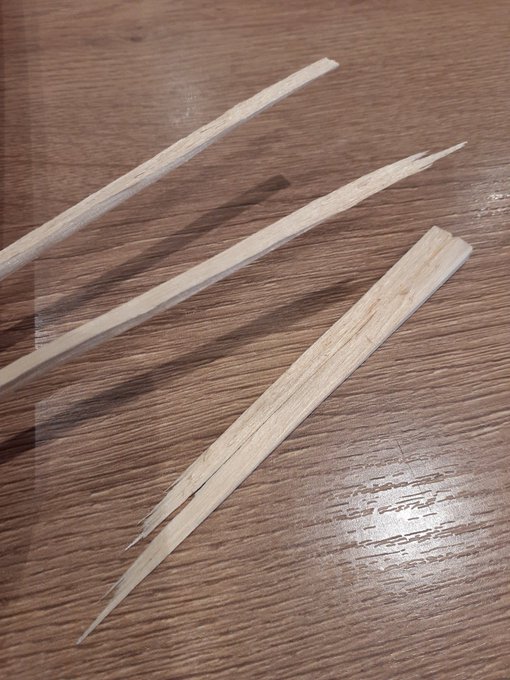 こんな変な割れ方した割りばし初めてだ 