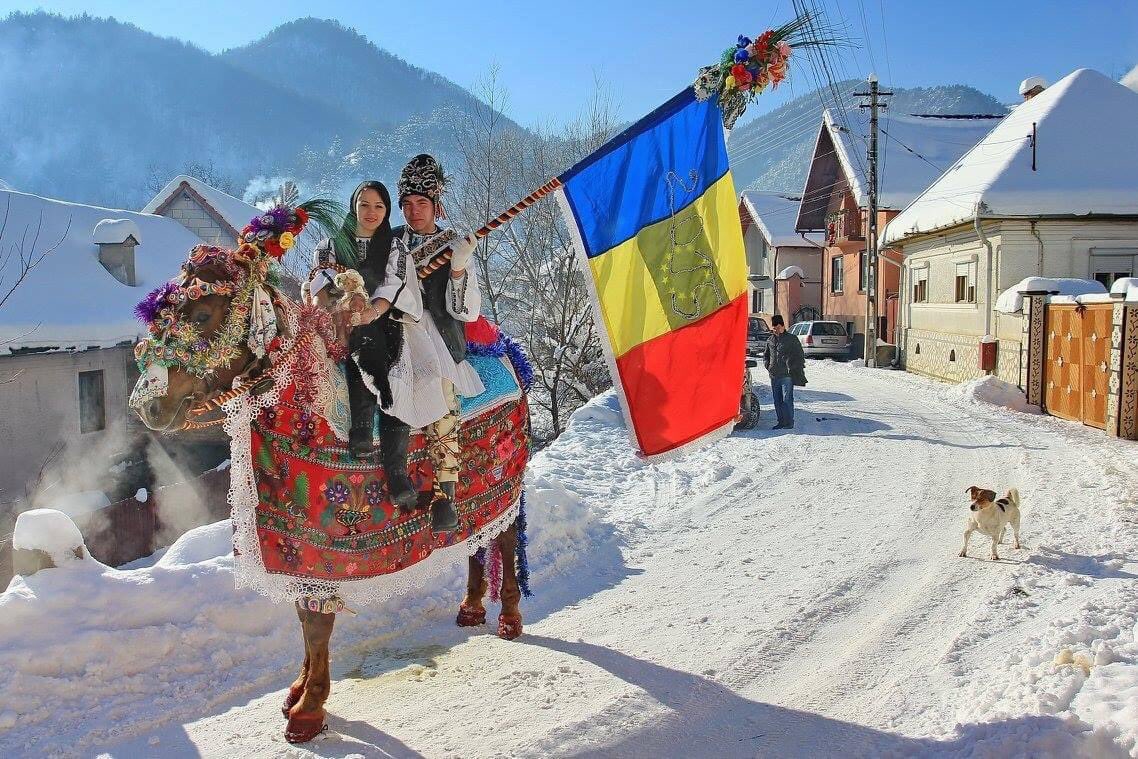Travel_2Romania's tweet photo. La Multi Ani !🤗
🎥 Udatul Ionilor are viitor! Întrerupt o singură dată în ultima sută de ani, obiceiul revine, spre bucuria comunității din Tălmăcel și a turiștilor: https://t.co/YFEt4ZUDrd
#DiscoverRomania
#traditie #datini #talmacel #talmaciu #taraoltului #junii #Sibiu https://t.co/ESGcRrkcJg