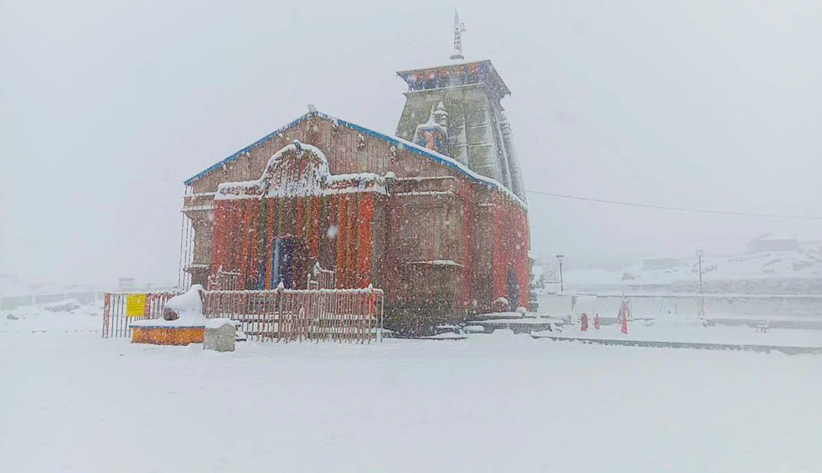 बर्फ़बारी के बाद श्री केदारनाथ धाम का अद्भुत दृश्य...!
बाबा केदारनाथ जी की कृपा सभी पर बनी रहे। 
#Kedarnath