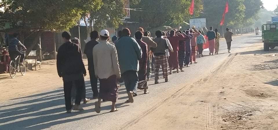 TTFR__Myanmar's tweet photo. You are not welcomed HunSen. Locals of ShweBo marched and protested against @PeacePalaceKH HunSen who is supporting the murderers. 

#ASEANStopHunSen
#HunSenStayHome
#2022Jan7Coup
#WhatsHappeningInMyanmar https://t.co/bD5ooj1sCX