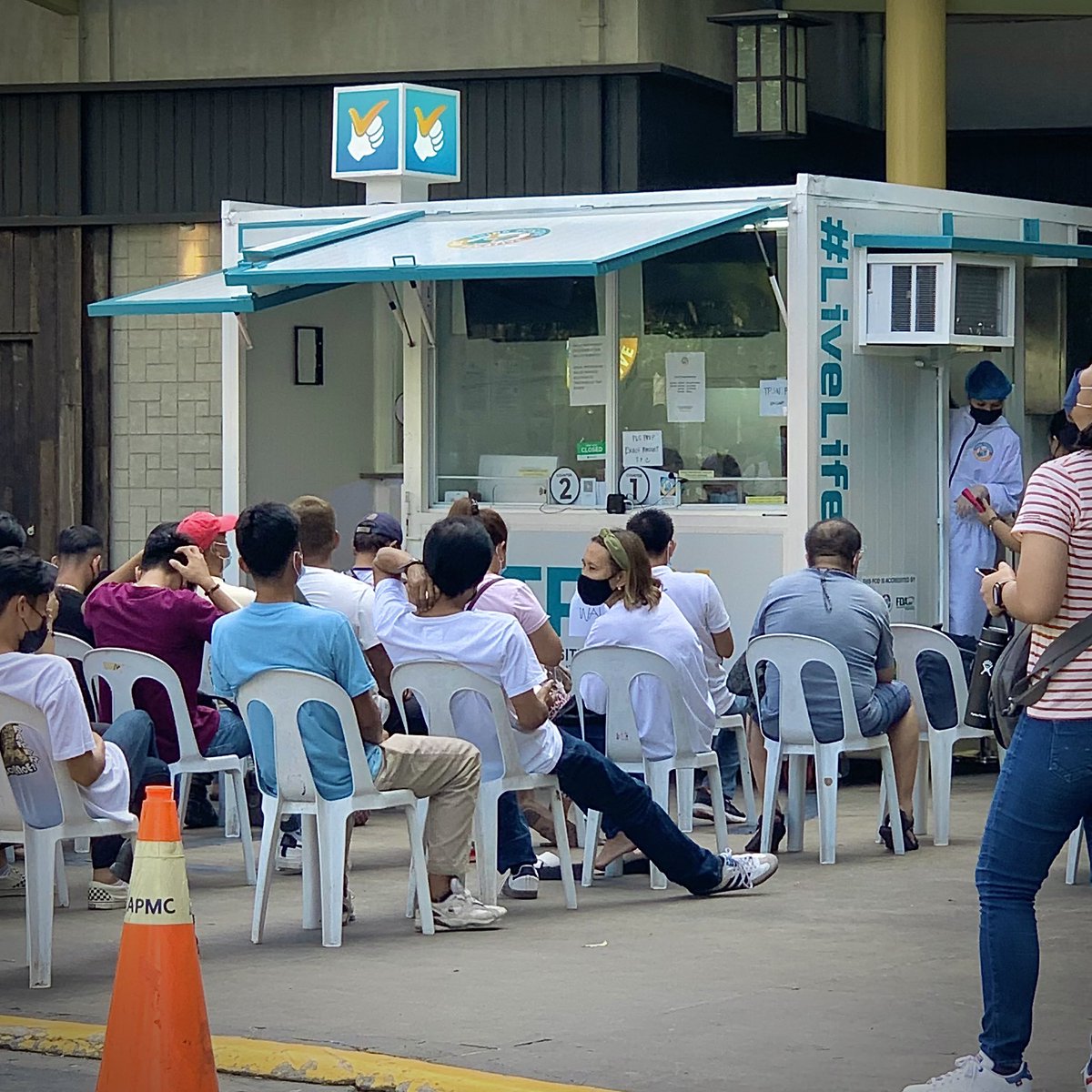 yourcupoftino's tweet image. PSA: Nadaanan ko lang while 🏃‍♂️. Di ko sure kung LGU or private, pero ₱400 swab test sa may Serendra. If kailangan, afford and near the area, punta na kayo. 

Wala pa rin #FreeMassTesting pero epek na muna yun ganito.