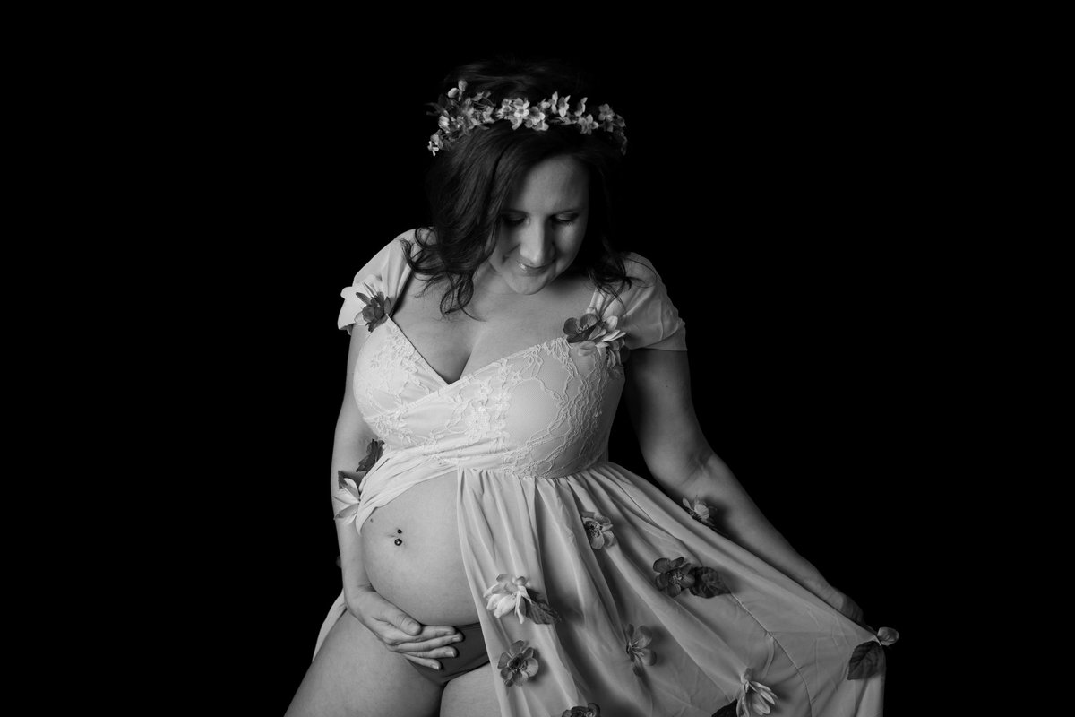 MelissaDVerwey's tweet photo. 👶 Less than 7 weeks to go! 🍼 Also, the last few weeks to cram in as much sleep as possible... Any suggestions for third trimester insomnia?!

#pregnancy #pregnant #baby #motherhood #maternity #babybump #momtobe #babygirl #family #maternityphotography #weekspregnant #33weeks https://t.co/drsdeX7v4l