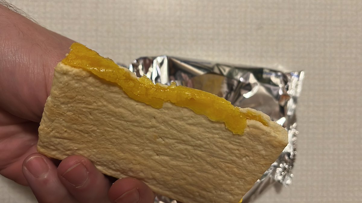 Kings_bay3's tweet photo. @PopTartsUS Just opened a bag of my new Mango pop tarts and thought one of them felt a bit smaller 😂 what happened here? 😂 (The other ones fine) https://t.co/Xj3T1gyQq5