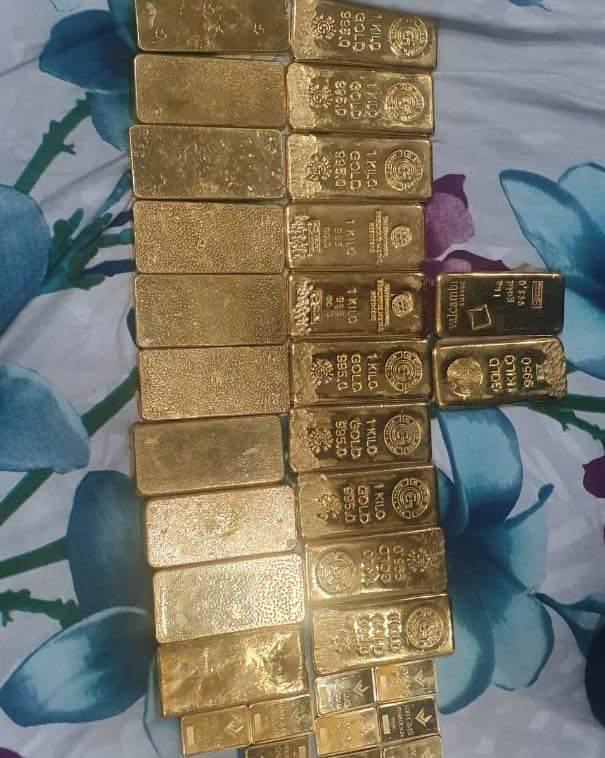 Deep_Singh9131's tweet photo. *आज तिरुपति बालाजी मंदिर के 16 पुजारियों मे से 1 पुजारी के घर इनकम टैक्स की रेड पड़ी जिसमें 128 किलो सोना व 150 करोड रुपए नगद ,77 करोड़ रुपए के हीरे मिले..!* https://t.co/CFAFPgIaQp