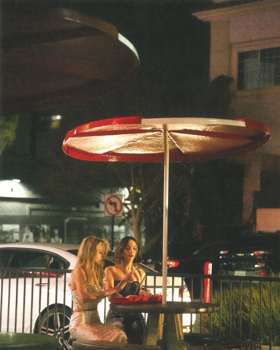 amberasalyy's tweet photo. major mood. sydney sweeney &amp; maude apatow 📸 by me https://t.co/JDHQVPXLlU