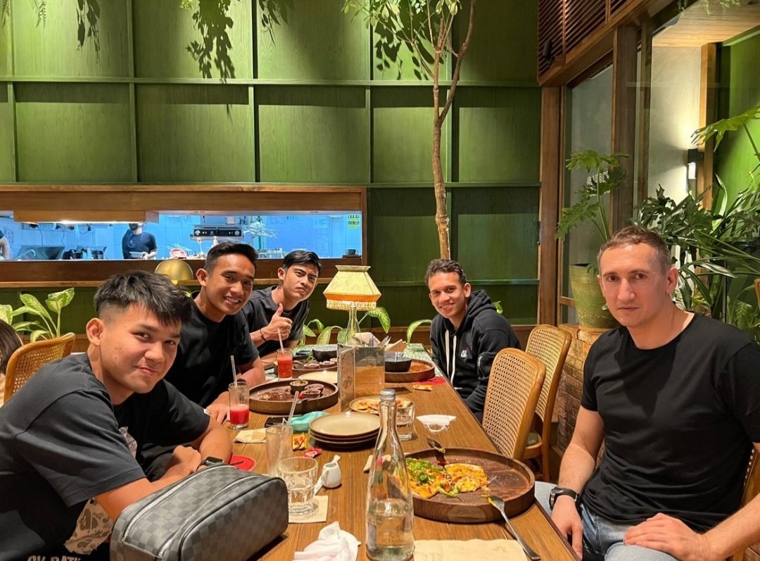 vocketfcID's tweet photo. Empat pemain Timnas Indonesia bersama sang agen, Dusan Bodganovic.

Kira-kira apa yang dibicarakan? 👀

📷: IG/dusan.ph https://t.co/le44fgVsOG