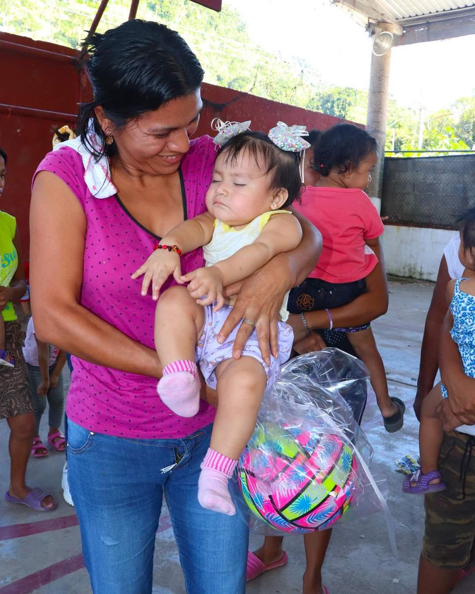 KuubMx's tweet photo. Al rededor de 200 juguetes donados en él ejido Vicente Guerrero 🪁🧸🪀🎈

#díadereyes #regalandosonrisas #tabasco #kubb #niños #juguetes https://t.co/kGyG6hfDTX
