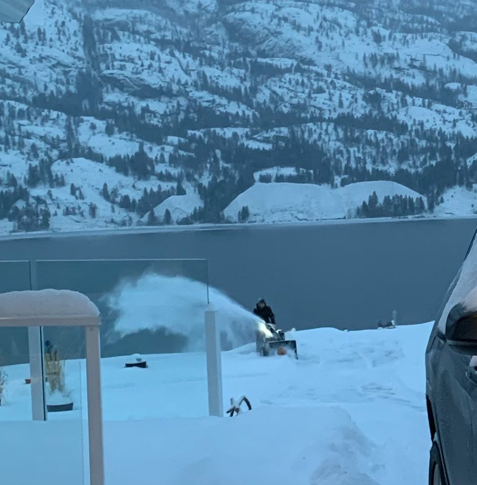 Clearing the driveway before I head to school…a necessary but fun way to start the day❄️☃️