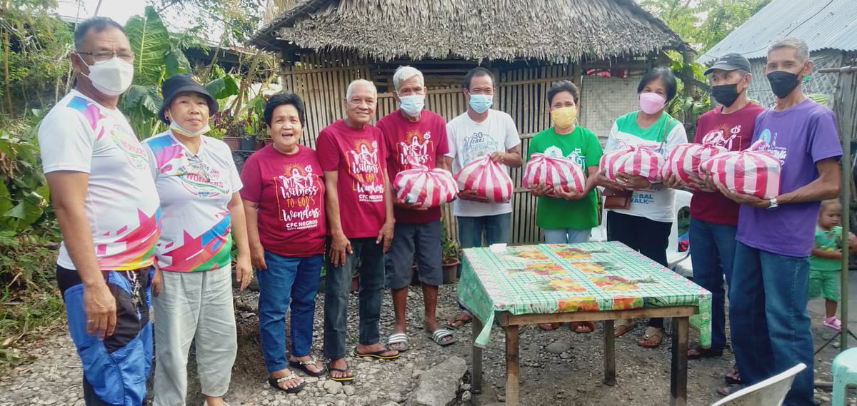 cfc_ancop_'s tweet photo. Day and Night, our brothers and sisters untiringly repacking and delivering relief goods to our brethren affected by #TyphoonOdette in Hinigaran, Cauayan, Soledad, and Sipalay Negros Occidental. Hats off to all of our volunteers and CFC members on the ground! #ANCOP https://t.co/PVUH4Qpt5v