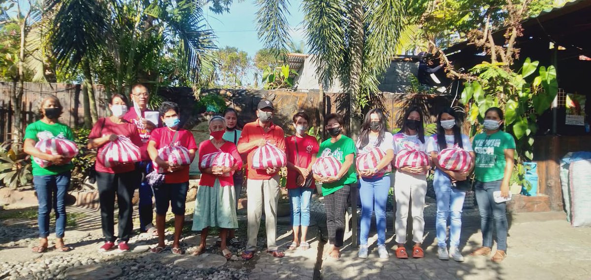 cfc_ancop_'s tweet photo. Day and Night, our brothers and sisters untiringly repacking and delivering relief goods to our brethren affected by #TyphoonOdette in Hinigaran, Cauayan, Soledad, and Sipalay Negros Occidental. Hats off to all of our volunteers and CFC members on the ground! #ANCOP https://t.co/PVUH4Qpt5v