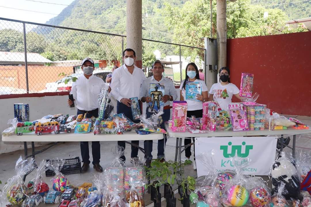 KuubMx's tweet photo. Hoy 6 de enero del 2022 se celebró con piñatas y se donaron alrededor de 200 juguetes a niñas y niños del ejido “San Lorenzo” en Teapa, Tabasco. 
Agradecemos a cada tabasqueño que contribuyó para dibujar sonrisas.
“Feliz día de Reyes” 🧸🪁🪀🚂
#díadereyes #regalandosonrisas https://t.co/l5EuWZpjbY