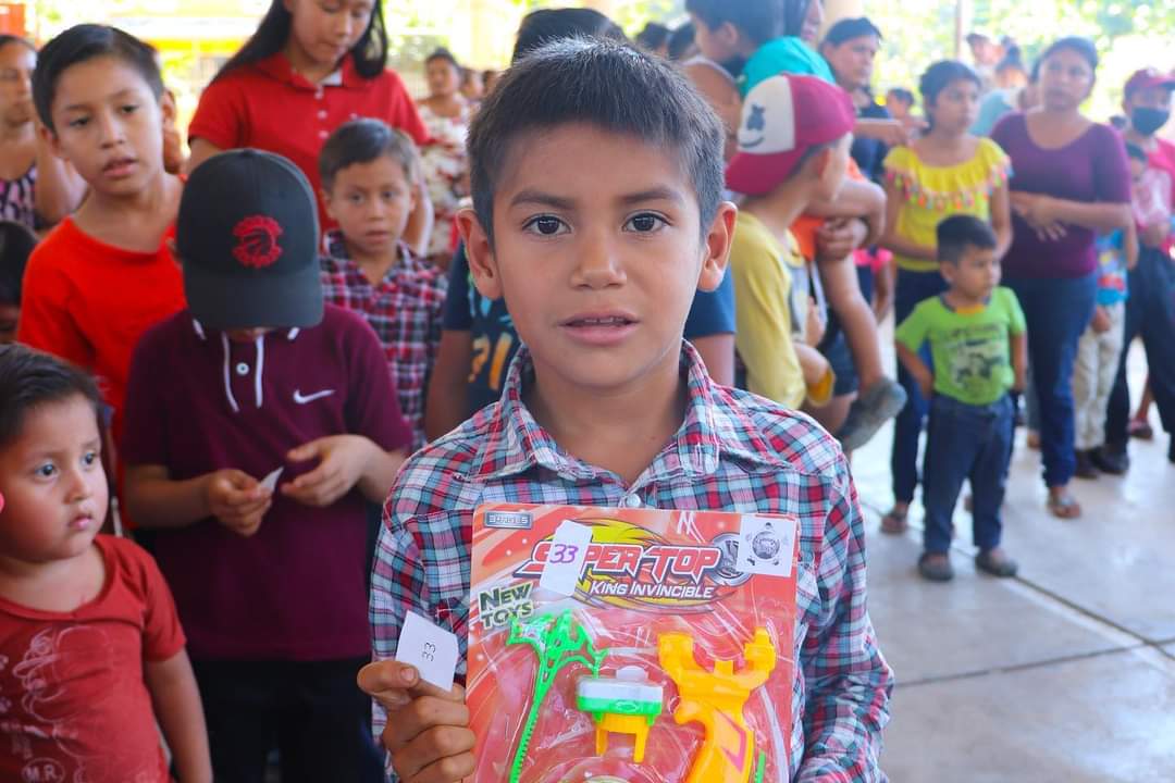 KuubMx's tweet photo. Hoy 6 de enero del 2022 se celebró con piñatas y se donaron alrededor de 200 juguetes a niñas y niños del ejido “San Lorenzo” en Teapa, Tabasco. 
Agradecemos a cada tabasqueño que contribuyó para dibujar sonrisas.
“Feliz día de Reyes” 🧸🪁🪀🚂
#díadereyes #regalandosonrisas https://t.co/l5EuWZpjbY