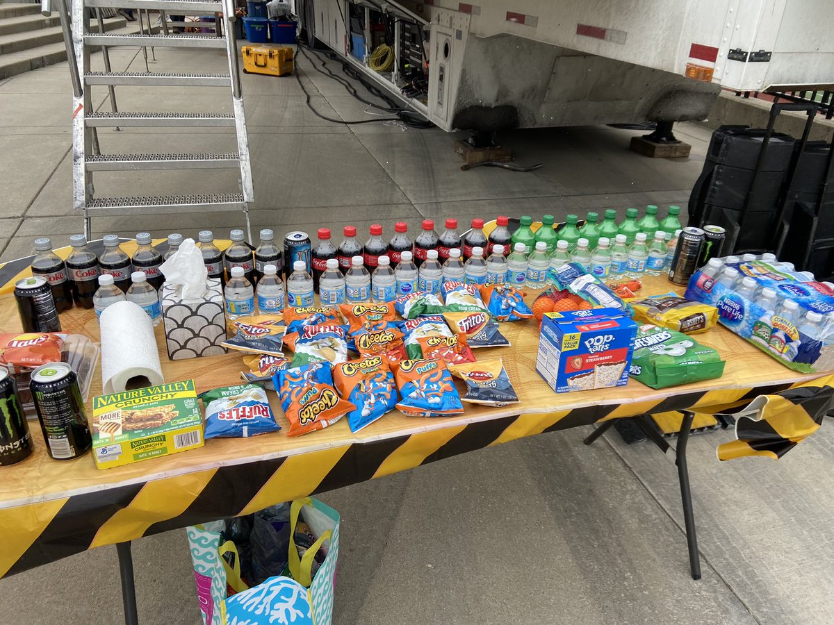 chrisjfarrow's tweet photo. Hello from Cincinnati, Ohio. 🏀
“How it started, How’s it going”
#SnackTable #Frozen #Soda #WrappedChocolates #Chips #SMUvsCIN https://t.co/eCvS1IvT3P