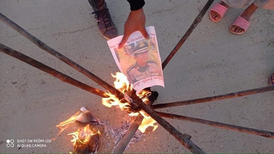 spring_2021's tweet photo. Main Strike of LetPaDaung Area marched on streets and protested against the Military Dictatorship.

#ASEANStopHunSen
#HunSenStayHome
#2022Jan7Coup
#WhatsHappeningInMyanmar https://t.co/uSVWeiiEGY
