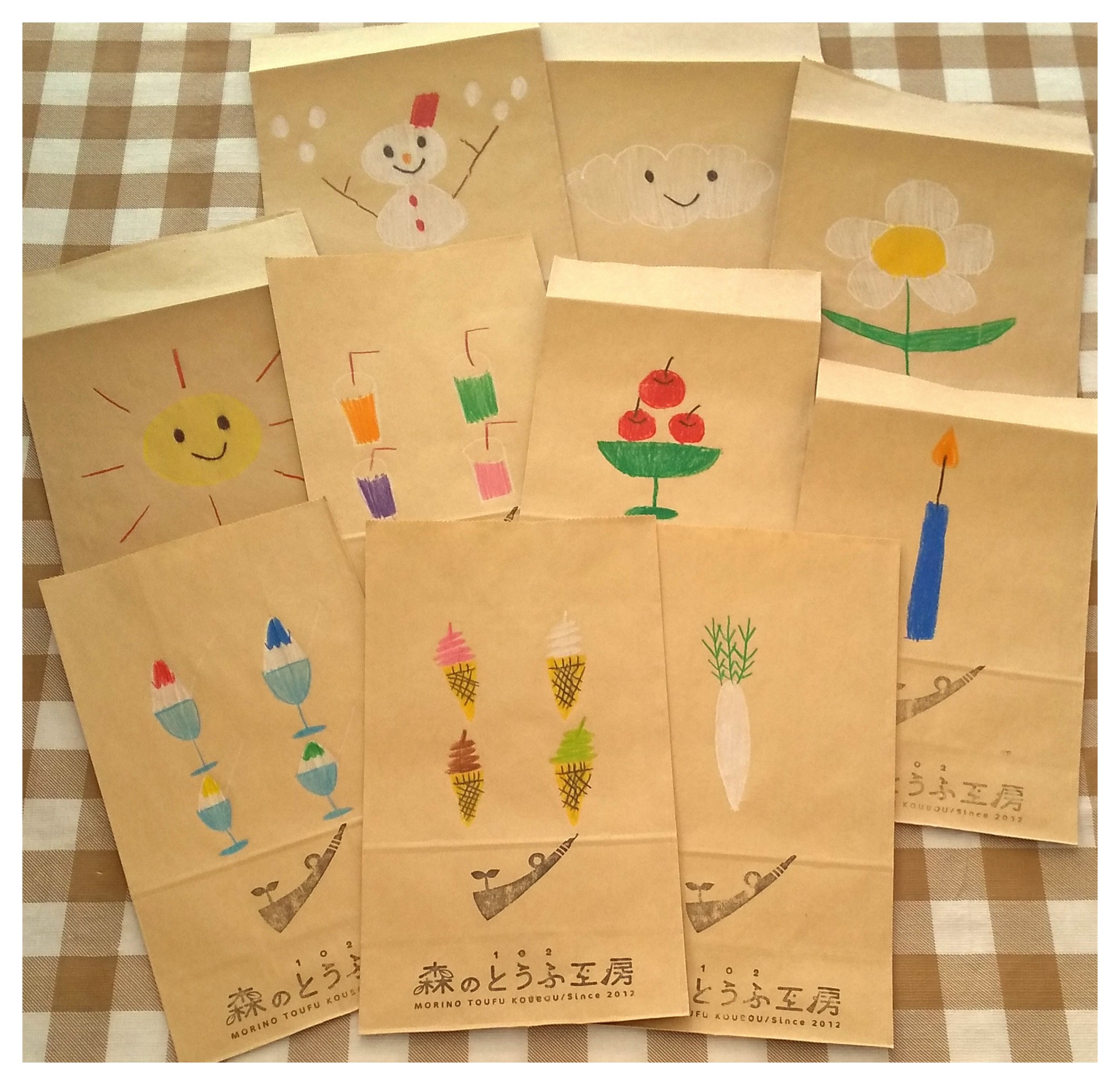 森のとうふ工房 狭山ヶ丘店 人気のイラスト紙袋 たくさんの人の心をほっこり癒してくれる温かみのある手描きイラスト 今年もどんな素敵なイラストに出会えるか楽しみです お菓子をお買い上げの方に 手描きイラスト紙袋に入れてお渡ししてます 森のとうふ工房 狭山ヶ丘店 人気のイラスト紙袋 たくさんの人の心をほっこり癒してくれる温かみのある手描きイラスト 今年もどんな素敵なイラストに出会えるか楽しみです お菓子をお買い上げの方に 手描きイラスト紙袋に入れてお渡ししてます