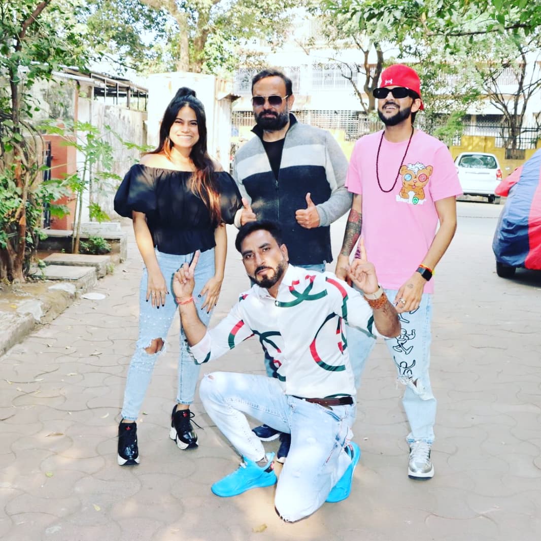 ActorDevTyagi's tweet photo. At the song recording of DJ Baajan De.. Amazing song &amp; great work! 

@djsheizwood, @jyoticatangri, @mddesirockstar and @mediamaxentertainment

#DJBaajanDe #SongRecording #MediamaxEntertainment #DjSheizwood #MDDesiRockstar #EventDiaries #Celeb #Celebrity #DevTyagi https://t.co/n5ZbmBI59o