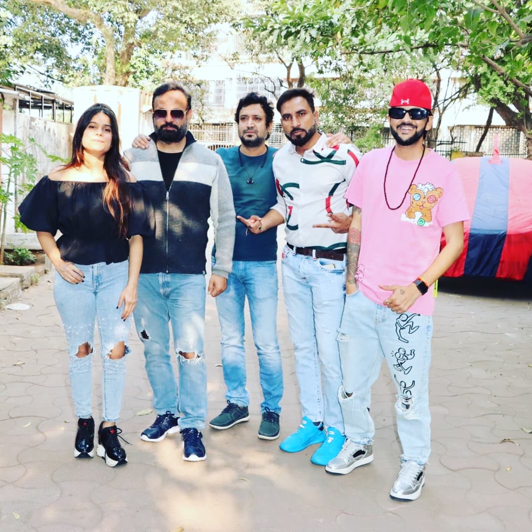 ActorDevTyagi's tweet photo. At the song recording of DJ Baajan De.. Amazing song &amp; great work! 

@djsheizwood, @jyoticatangri, @mddesirockstar and @mediamaxentertainment

#DJBaajanDe #SongRecording #MediamaxEntertainment #DjSheizwood #MDDesiRockstar #EventDiaries #Celeb #Celebrity #DevTyagi https://t.co/n5ZbmBI59o