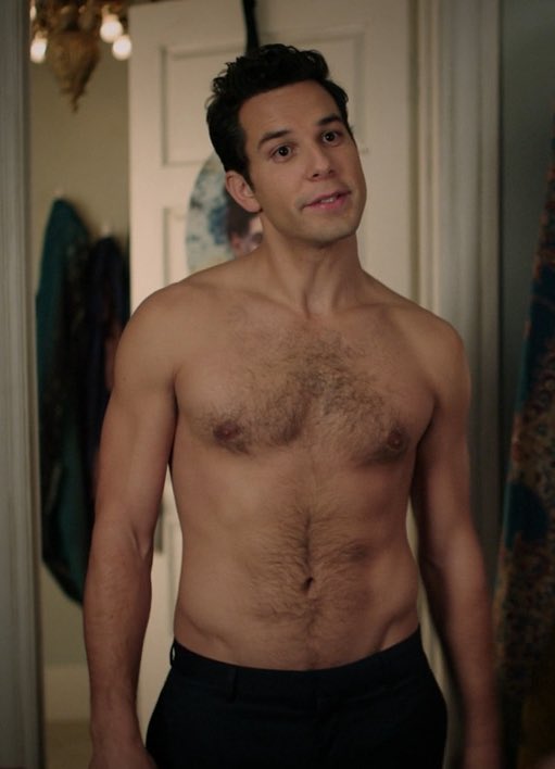Skylar Astin Torse Nu Au Rez De Chaussée