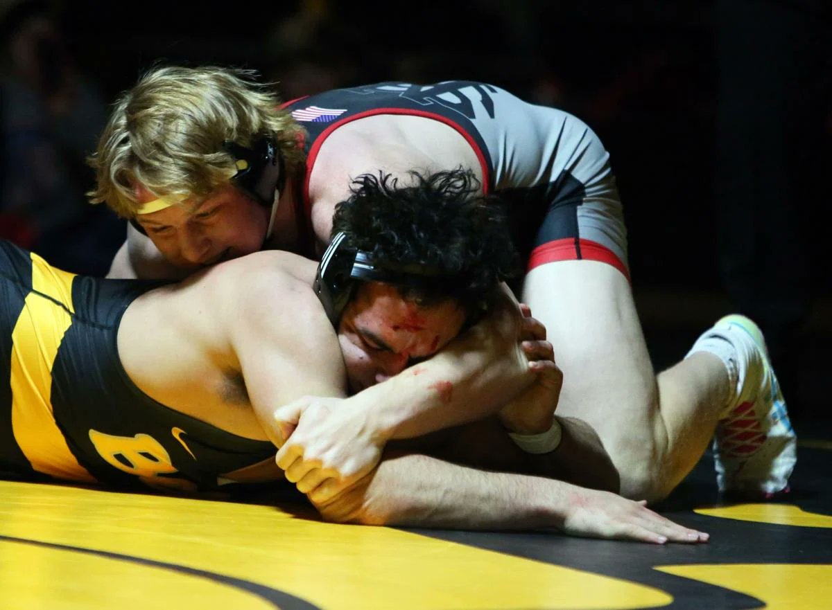 PREP WRESTLING: 

North Scott used a series of falls in the upper weights and a forfeit win to take down fourth-ranked Bettendorf on Thursday in a MAC dual. 

qctimes.com/sports/high-sc…

#iahswr