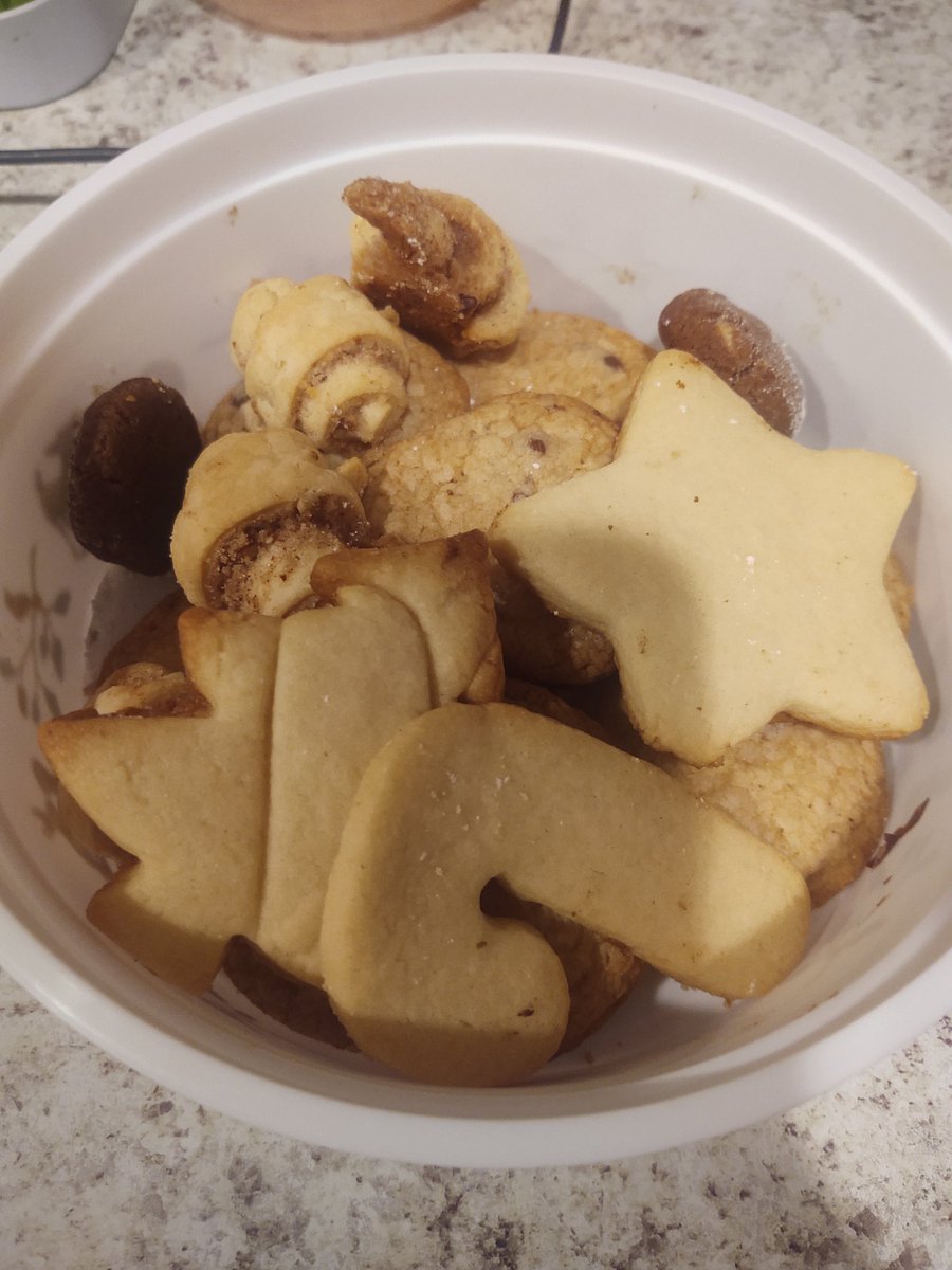 BabyGooBoo's tweet photo. I can portion, count calories, eat healthy all day...but every time I pass through the kitchen these leftover cookies are my downfall. 🤦‍♀️🤦‍♀️🤦‍♀️

#food #weightloss #weightgain #weightlossjourney #momlife #momover30 #christmascookies https://t.co/OfegwJFz62
