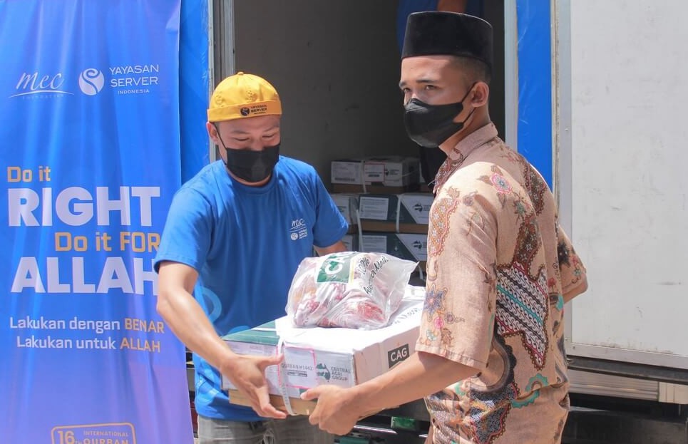 AKRA_media's tweet photo. MEC Foundation 16. Kurban Organizasyonu tamamlandı.
Endonezya’nın Lombok bölgesinde on binlerce aileye, yetim ve ihtiyaç sahibi çocuğa ulaşıldı.
Ayrıntılar fotoğraflarıyla haberimizde: https://t.co/qdfQSicZRH
#haber #cuma #MecFoundation #endonezya #AkraMedia https://t.co/v1kT1hjPoF